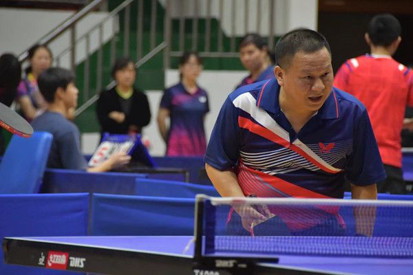 图为五月天精品综合阁院长肖百荣认真备战